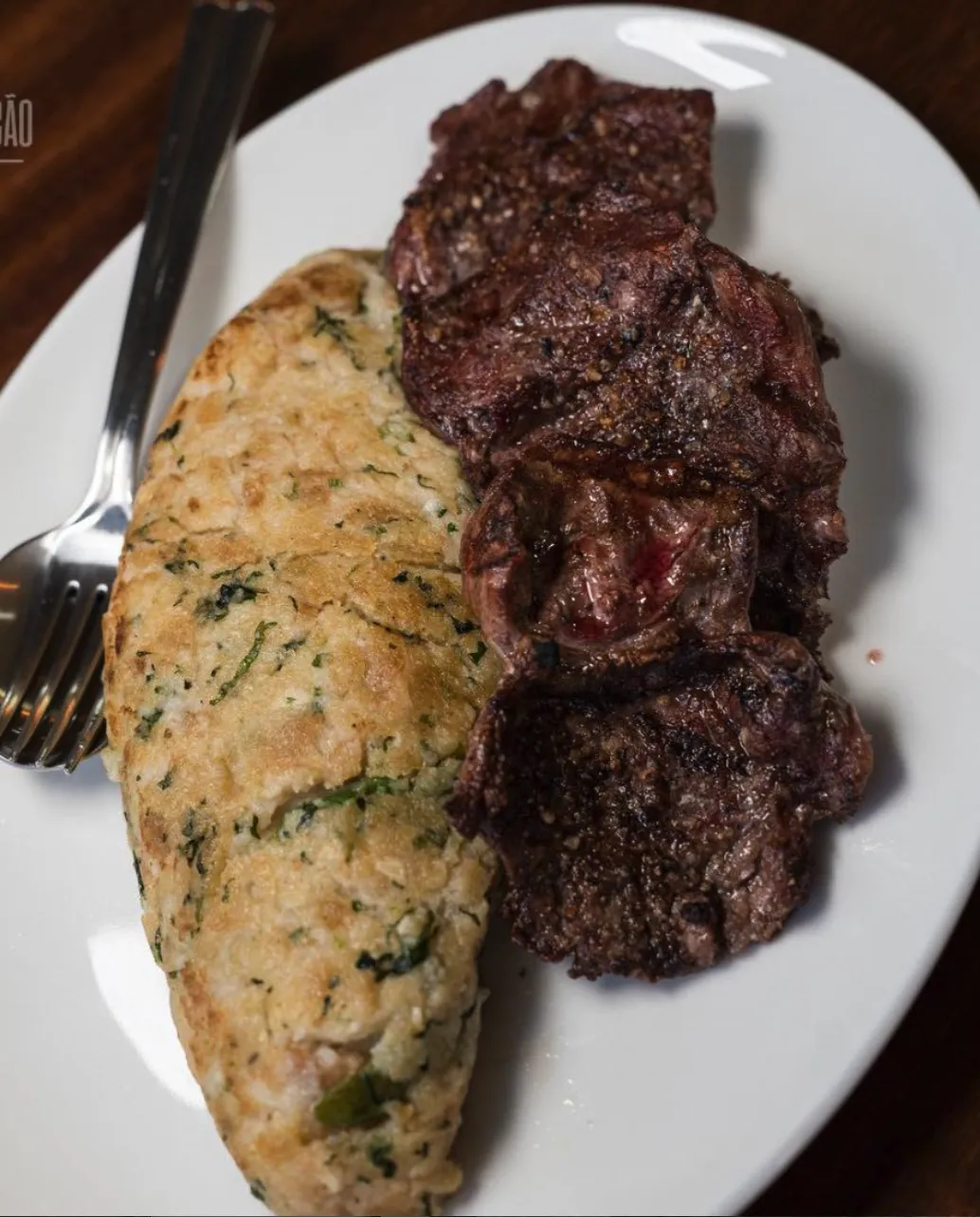 Bochechas de porco preto de bolota com migas de espargos