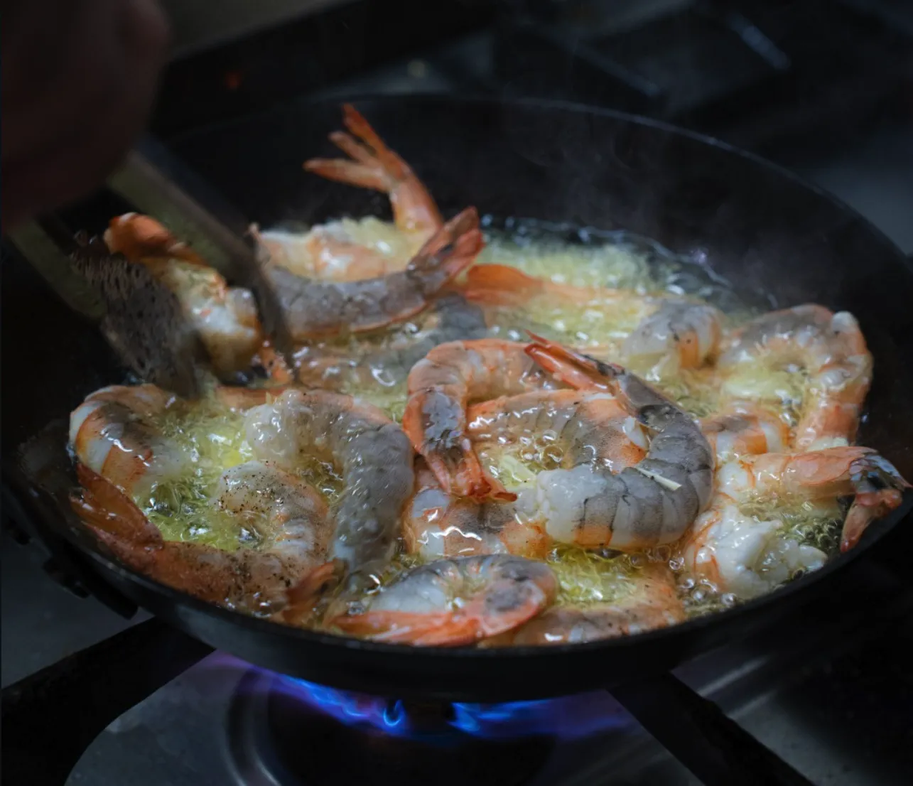 Gambas al ajillo servidas no tacho de barro