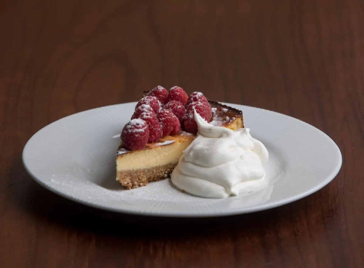 Cheesecake com framboesas frescas e chantilly no Fogo e Tradição