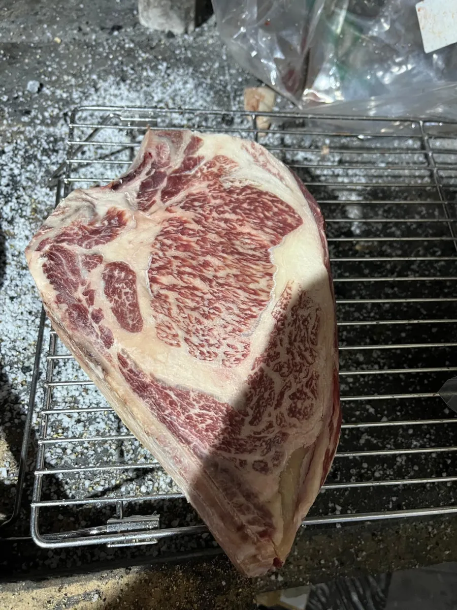 Costela de wagyu na grelha com carvão incandescente no Fogo e Tradição