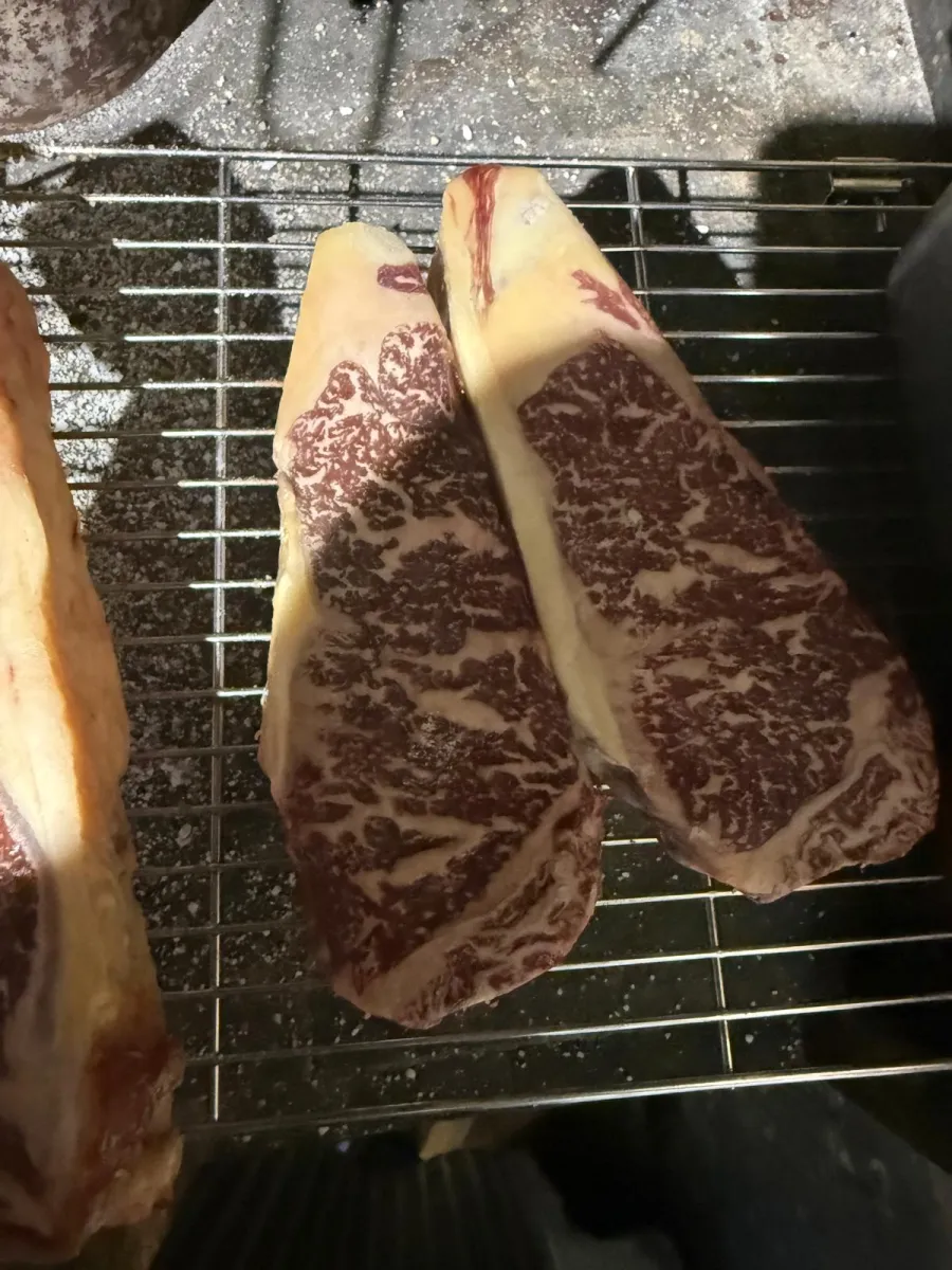 Cortes de wagyu A5 com marmoreado intenso sobre a grelha